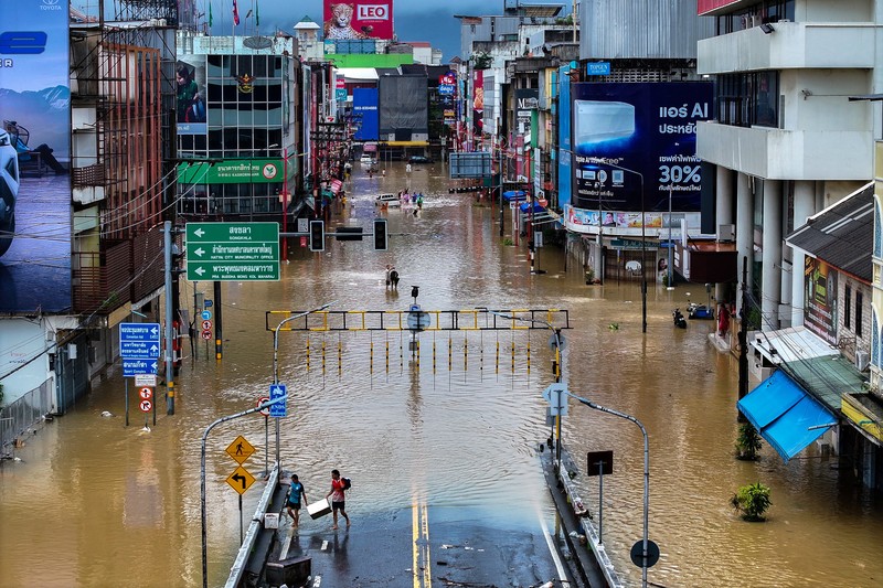 Pemandangan drone menunjukkan daerah yang terendam banjir di distrik Hat Yai, yang terdampak hujan deras, yang telah melanda 10 provinsi di Thailand selatan, Selasa (25/11/2025). (REUTERS/Weerapong Narongkul)
