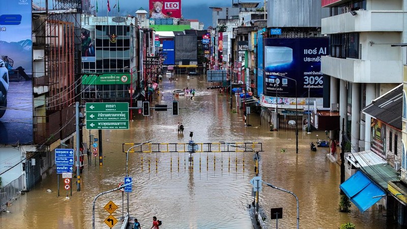 Pemandangan drone menunjukkan daerah yang terendam banjir di distrik Hat Yai, yang terdampak hujan deras, yang telah melanda 10 provinsi di Thailand selatan, Selasa (25/11/2025). (REUTERS/Weerapong Narongkul)