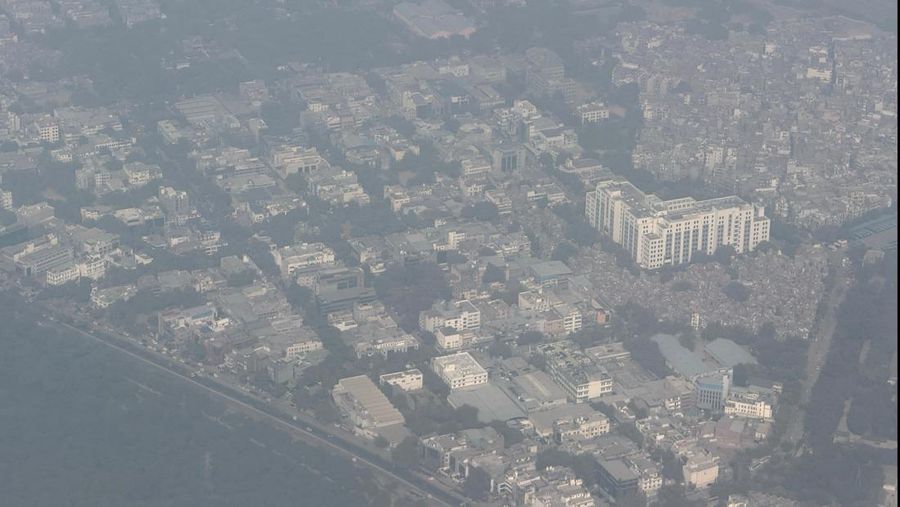 Sebuah pesawat bersiap lepas landas di landasan pacu pada pagi yang berkabut di tengah polusi udara yang terus berlanjut, di New Delhi, India, 25 November 2025. (REUTERS/Anushree Fadnavis)
