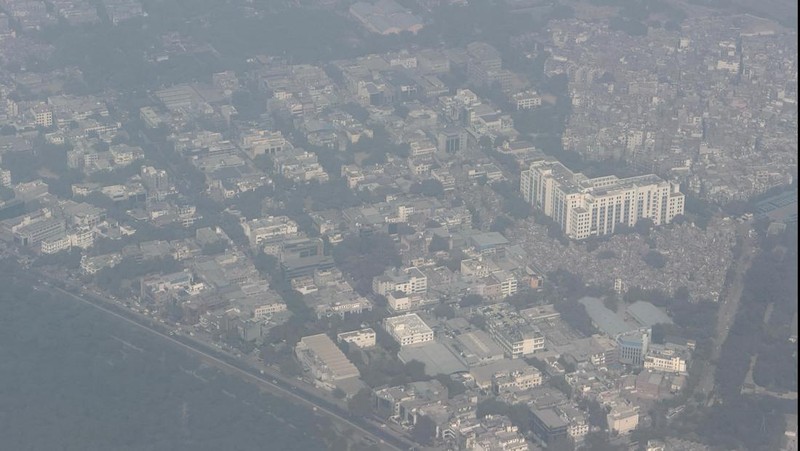 Sebuah pesawat bersiap lepas landas di landasan pacu pada pagi yang berkabut di tengah polusi udara yang terus berlanjut, di New Delhi, India, 25 November 2025. (REUTERS/Anushree Fadnavis)