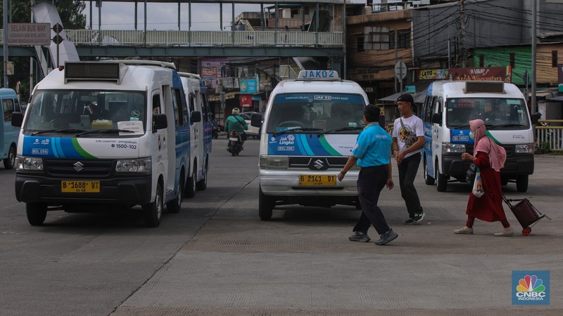Pengemudi Mikrotrans atau JakLingko menunggu penumpang di Terminal Kampung Melayu, Jakarta, Selasa (25/11/2025). (CNBC Indonesia/Faisal Rahman)