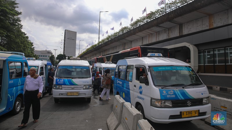 Pengemudi Mikrotrans atau JakLingko menunggu penumpang di Terminal Kampung Melayu, Jakarta, Selasa (25/11/2025). (CNBC Indonesia/Faisal Rahman)