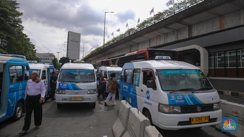 Pengemudi Mikrotrans atau JakLingko menunggu penumpang di Terminal Kampung Melayu, Jakarta, Selasa (25/11/2025). (CNBC Indonesia/Faisal Rahman)
