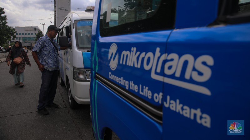 Pengemudi Mikrotrans atau JakLingko menunggu penumpang di Terminal Kampung Melayu, Jakarta, Selasa (25/11/2025). (CNBC Indonesia/Faisal Rahman)