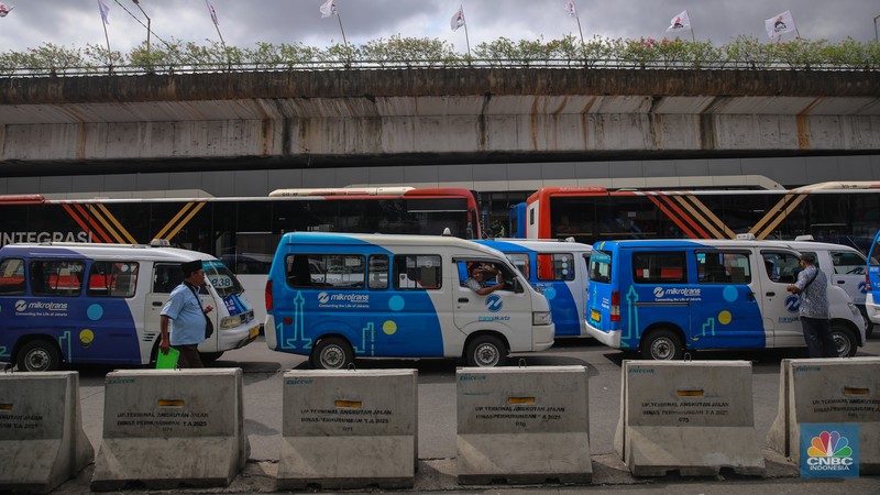 Pengemudi Mikrotrans atau JakLingko menunggu penumpang di Terminal Kampung Melayu, Jakarta, Selasa (25/11/2025). (CNBC Indonesia/Faisal Rahman)