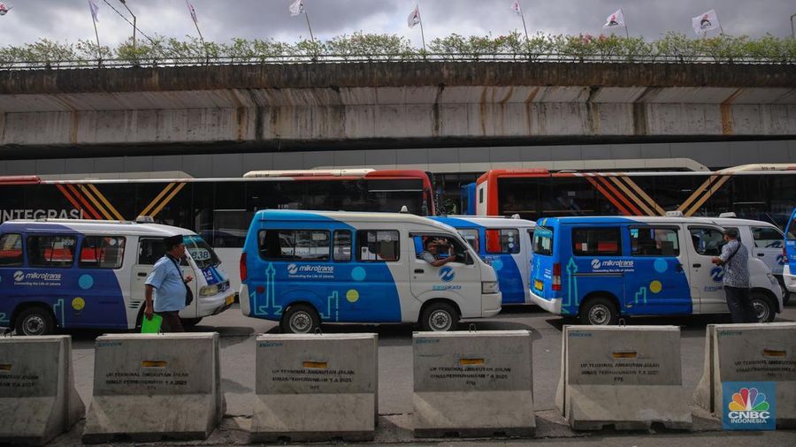 Pengemudi Mikrotrans atau JakLingko menunggu penumpang di Terminal Kampung Melayu, Jakarta, Selasa (25/11/2025). (CNBC Indonesia/Faisal Rahman)