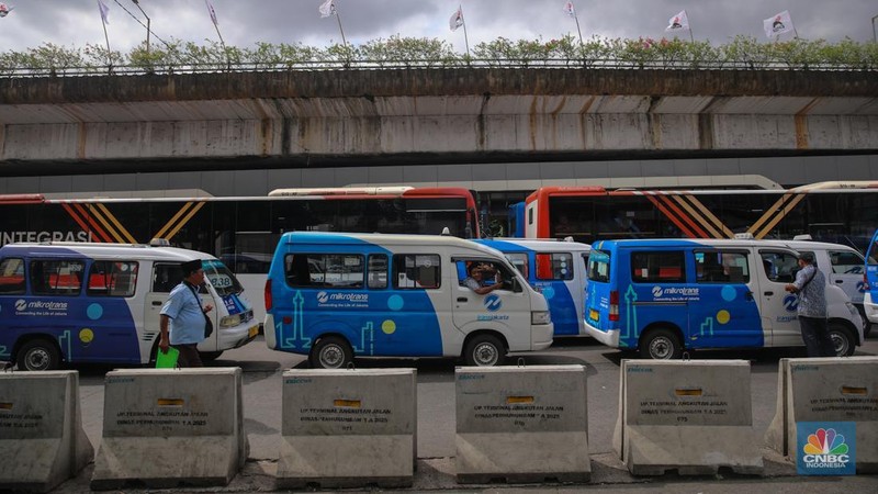 Pengemudi Mikrotrans atau JakLingko menunggu penumpang di Terminal Kampung Melayu, Jakarta, Selasa (25/11/2025). (CNBC Indonesia/Faisal Rahman)