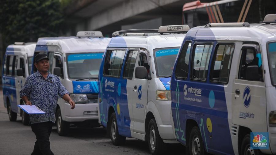 Pengemudi Mikrotrans atau JakLingko menunggu penumpang di Terminal Kampung Melayu, Jakarta, Selasa (25/11/2025). (CNBC Indonesia/Faisal Rahman)