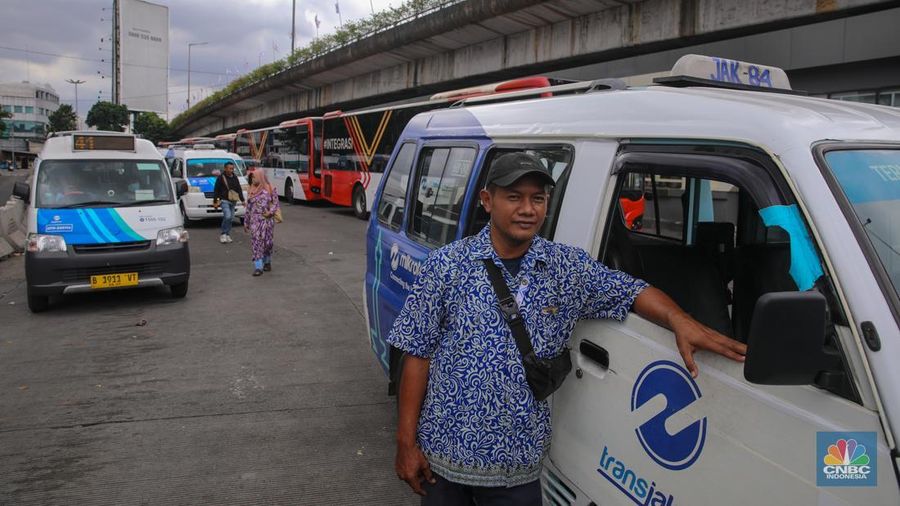 Pengemudi Mikrotrans atau JakLingko menunggu penumpang di Terminal Kampung Melayu, Jakarta, Selasa (25/11/2025). (CNBC Indonesia/Faisal Rahman)