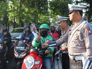 Pengendara Tertib di Probolinggo Dapat Hadiah dari Polisi