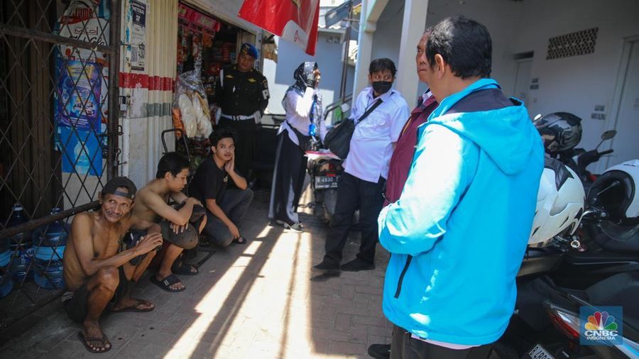 Penggerebekan peredaran narkotika di kawasan Berland, Jalan Kesatrian, Matraman, Jakarta, Selasa (25/11/2025). (CNBC Indonesia/Faisal Rahman)