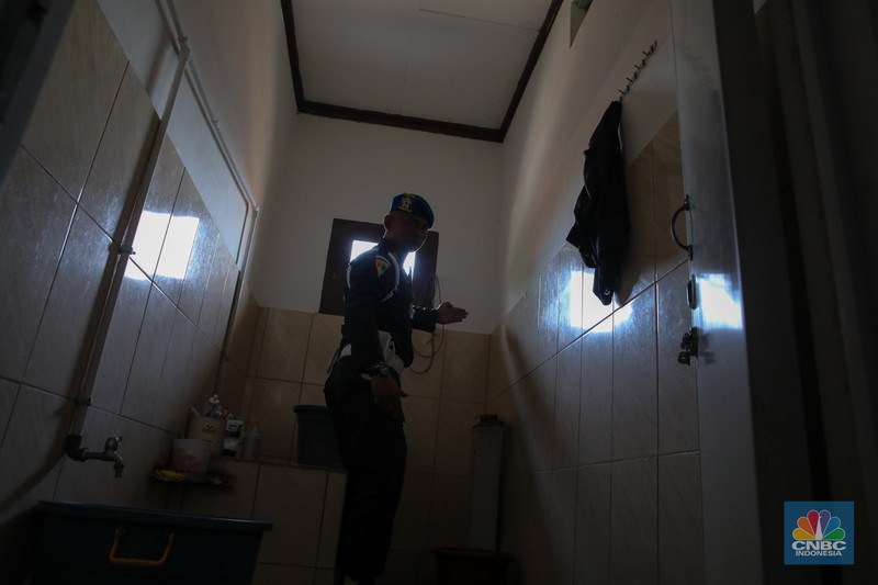 Penggerebekan peredaran narkotika di kawasan Berland, Jalan Kesatrian, Matraman, Jakarta, Selasa (25/11/2025). (CNBC Indonesia/Faisal Rahman)