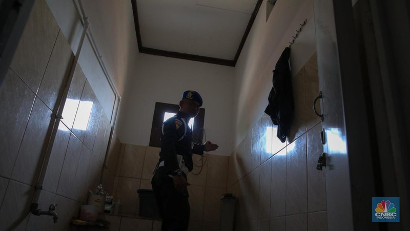 Penggerebekan peredaran narkotika di kawasan Berland, Jalan Kesatrian, Matraman, Jakarta, Selasa (25/11/2025). (CNBC Indonesia/Faisal Rahman)