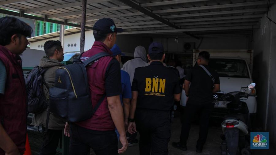 Penggerebekan peredaran narkotika di kawasan Berland, Jalan Kesatrian, Matraman, Jakarta, Selasa (25/11/2025). (CNBC Indonesia/Faisal Rahman)