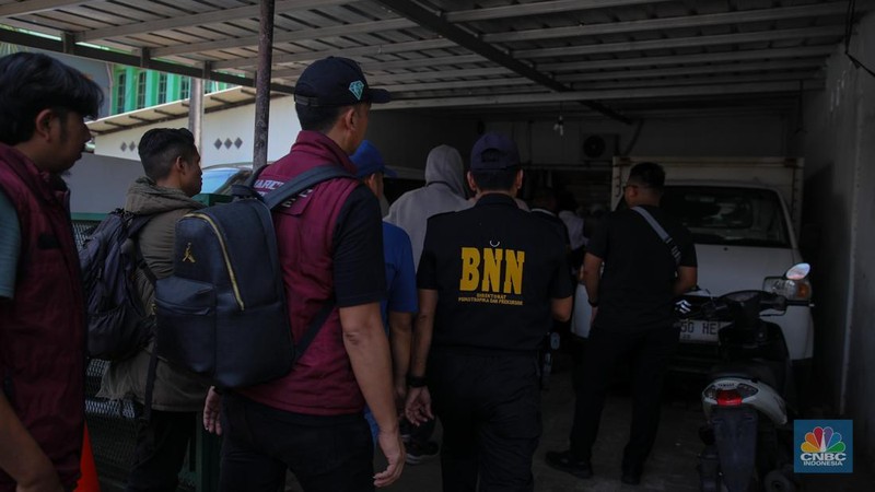 Penggerebekan peredaran narkotika di kawasan Berland, Jalan Kesatrian, Matraman, Jakarta, Selasa (25/11/2025). (CNBC Indonesia/Faisal Rahman)