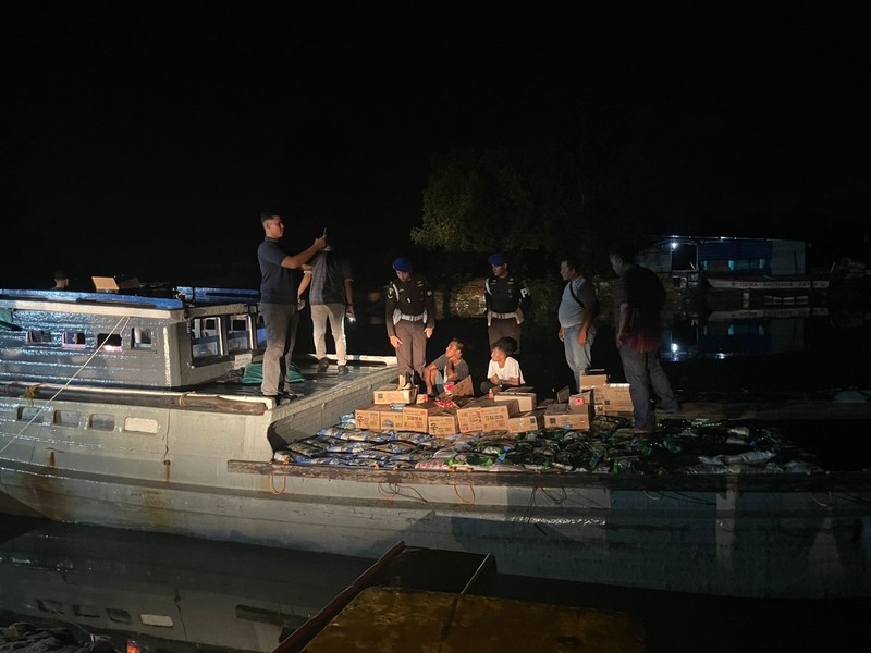Penyelundupan 40 ton beras dan bahan pangan lain termasuk minyak goreng di Batam. (Dok. Kementan)