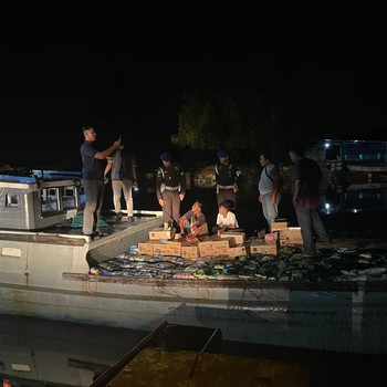 Detik-Detik Kapal di Batam Tertangkap Bawa 40 Ton Beras Impor Ilegal