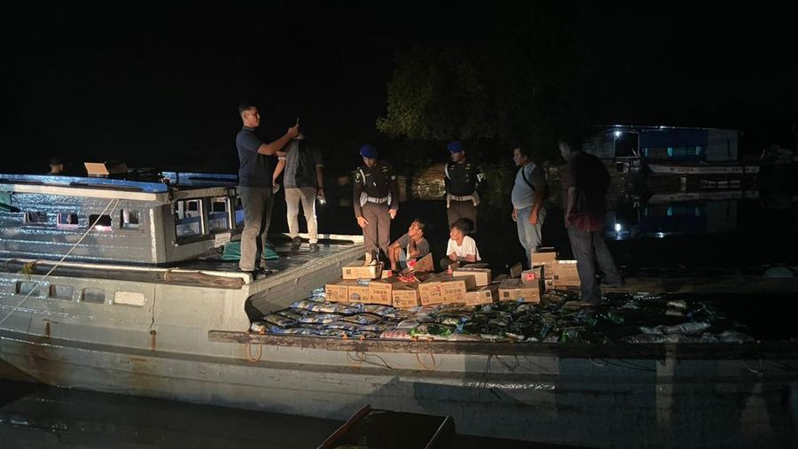 Penyelundupan 40 ton beras dan bahan pangan lain termasuk minyak goreng di Batam. (Dok. Kementan)