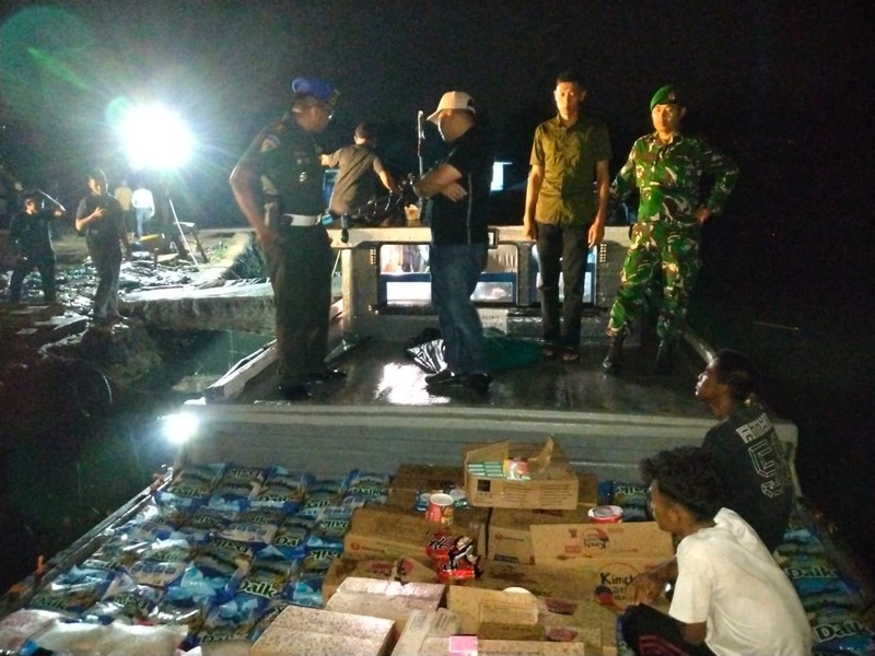 Penyelundupan 40 ton beras dan bahan pangan lain termasuk minyak goreng di Batam. (Dok. Kementan)