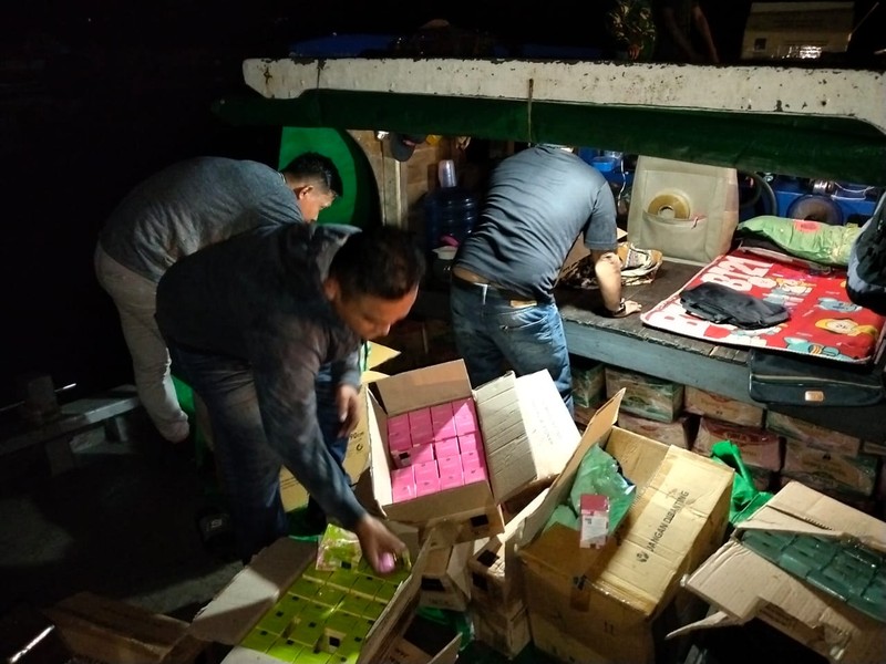 Penyelundupan 40 ton beras dan bahan pangan lain termasuk minyak goreng di Batam. (Dok. Kementan)