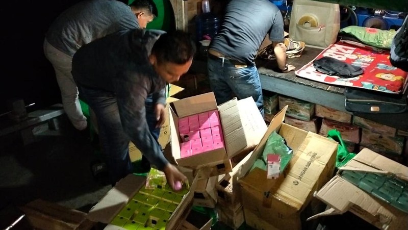 Penyelundupan 40 ton beras dan bahan pangan lain termasuk minyak goreng di Batam. (Dok. Kementan)