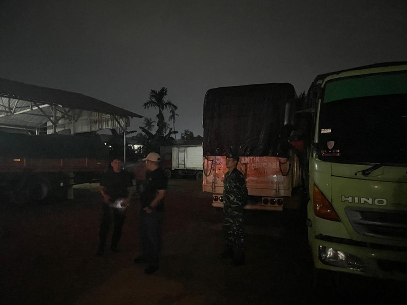 Penyelundupan 40 ton beras dan bahan pangan lain termasuk minyak goreng di Batam. (Dok. Kementan)
