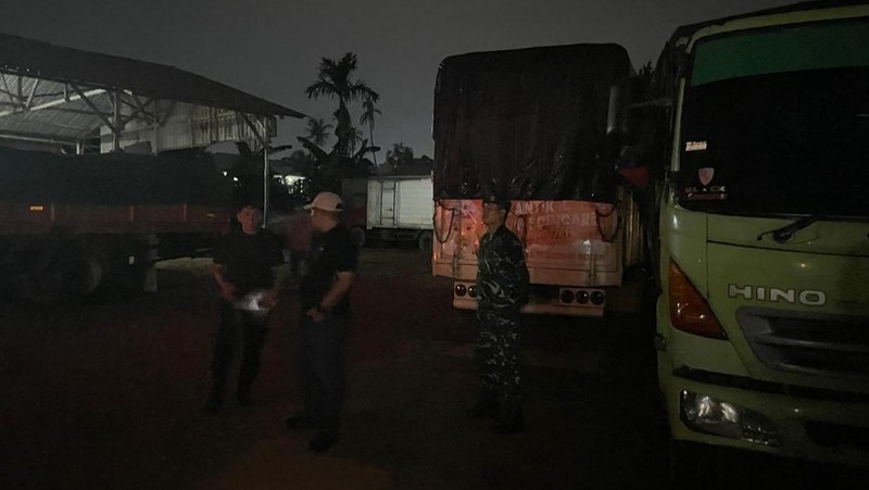 Penyelundupan 40 ton beras dan bahan pangan lain termasuk minyak goreng di Batam. (Dok. Kementan)