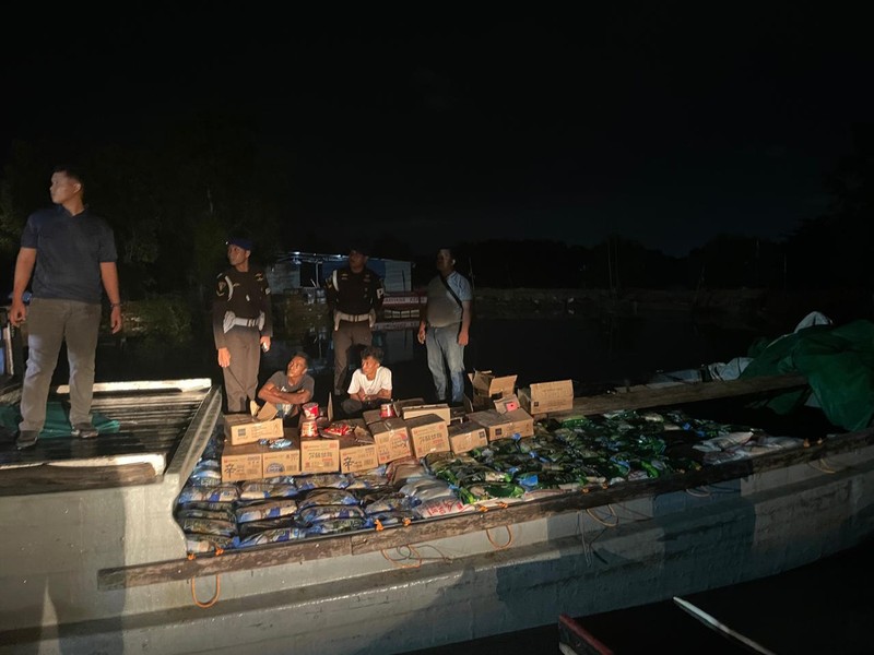 Penyelundupan 40 ton beras dan bahan pangan lain termasuk minyak goreng di Batam. (Dok. Kementan)