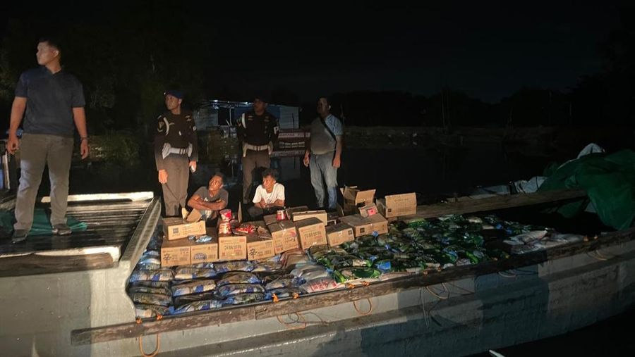 Penyelundupan 40 ton beras dan bahan pangan lain termasuk minyak goreng di Batam. (Dok. Kementan)