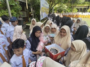 Kejutan Siswa di Hari Guru, Suasana SMPN 1 Lamongan Mendadak Haru