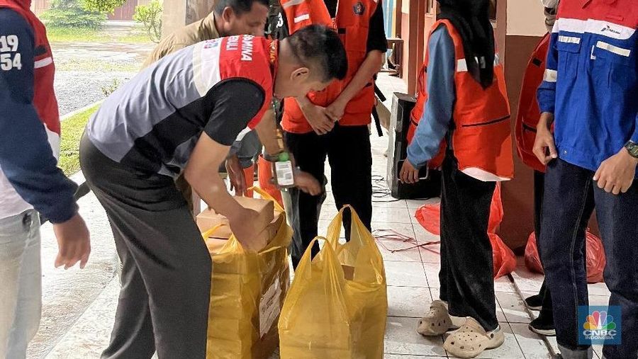 Pertamina memberikan bantuan ke masyarakat terdampak erupsi Gunung Semeru