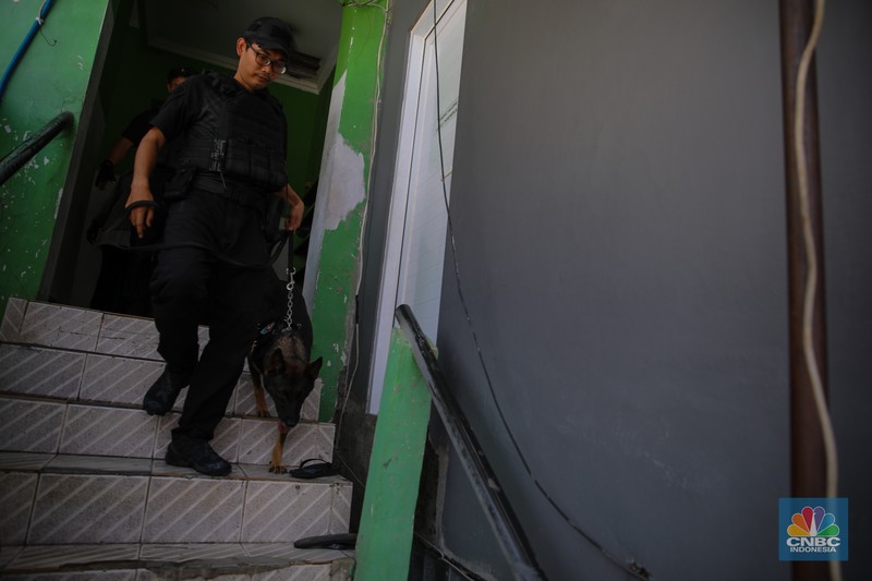 Petugas mengamankan terduga pelaku peredaean narkotika saat melakukan penggerebekan di kawasan Berland, Jalan Kesatrian, Matraman, Jakarta, Selasa (25/11/2025). (CNBC Indonesia/Faisal Rahman)