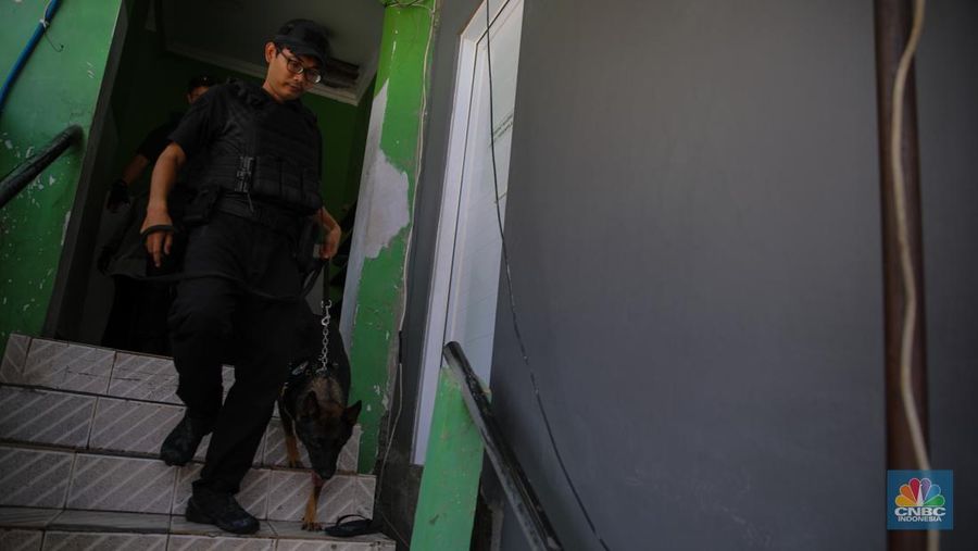 Petugas mengamankan terduga pelaku peredaean narkotika saat melakukan penggerebekan di kawasan Berland, Jalan Kesatrian, Matraman, Jakarta, Selasa (25/11/2025). (CNBC Indonesia/Faisal Rahman)