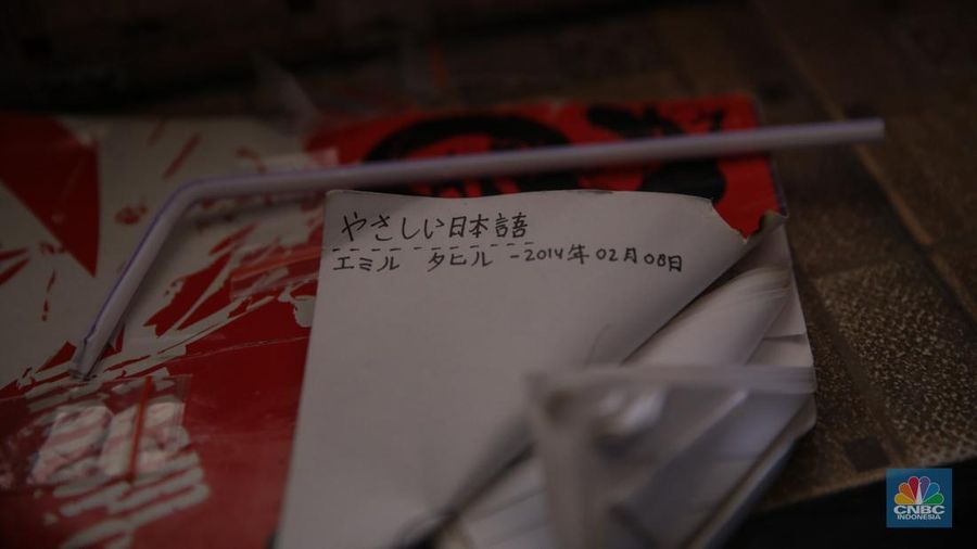 Petugas mengamankan terduga pelaku peredaean narkotika saat melakukan penggerebekan di kawasan Berland, Jalan Kesatrian, Matraman, Jakarta, Selasa (25/11/2025). (CNBC Indonesia/Faisal Rahman)