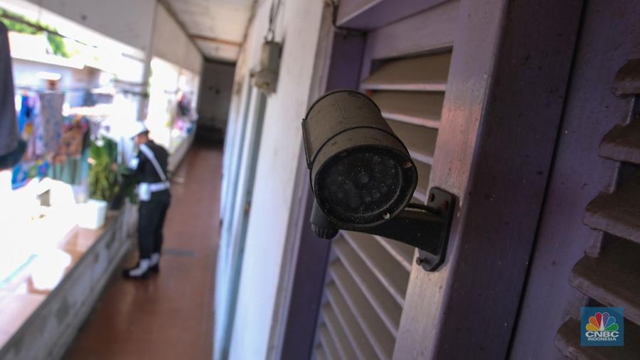 Petugas mengamankan terduga pelaku peredaean narkotika saat melakukan penggerebekan di kawasan Berland, Jalan Kesatrian, Matraman, Jakarta, Selasa (25/11/2025). (CNBC Indonesia/Faisal Rahman)