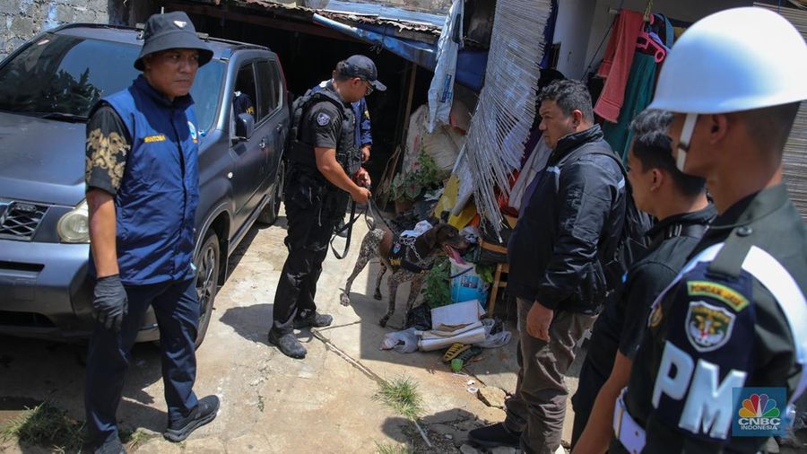 Petugas mengamankan terduga pelaku peredaean narkotika saat melakukan penggerebekan di kawasan Berland, Jalan Kesatrian, Matraman, Jakarta, Selasa (25/11/2025). (CNBC Indonesia/Faisal Rahman)