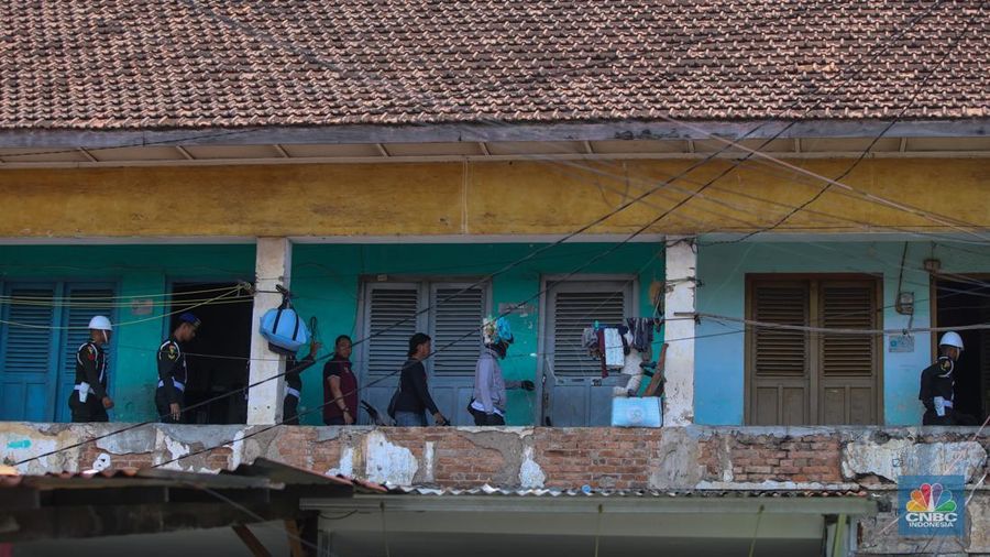 Petugas mengamankan terduga pelaku peredaean narkotika saat melakukan penggerebekan di kawasan Berland, Jalan Kesatrian, Matraman, Jakarta, Selasa (25/11/2025). (CNBC Indonesia/Faisal Rahman)
