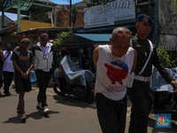 Detik-Detik Tentara Dkk Gerebek Peredaran Narkoba di Timur Jakarta