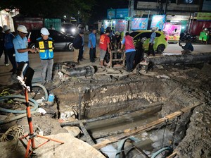Dirut PDAM Makassar Pantau Percepatan Koneksi Pipa Pongtiku hingga Larut Malam