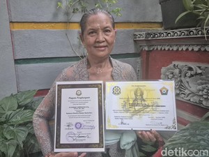 Kisah Manti, Pensiunan Guru SD yang Hidupkan Tradisi Kidung di Bali