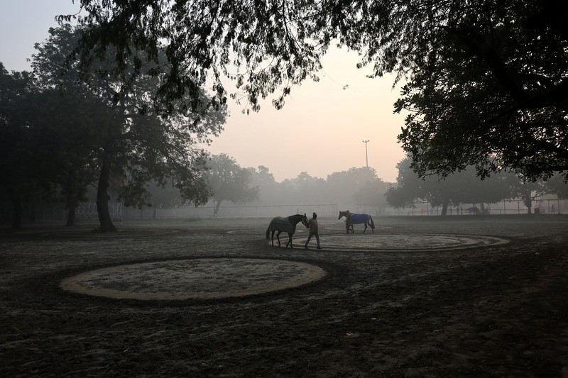Sebuah pesawat bersiap lepas landas di landasan pacu pada pagi yang berkabut di tengah polusi udara yang terus berlanjut, di New Delhi, India, 25 November 2025. (REUTERS/Anushree Fadnavis)