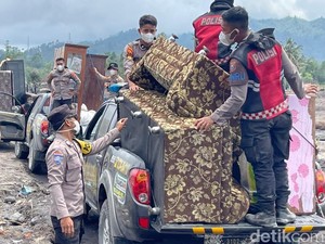 Polisi Bantu Evakuasi Barang dan Pulihkan Trauma Anak Pengungsi Semeru