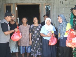 PT BSI Salurkan Bantuan Sembako ke Warga Terdampak Banjir di 3 Desa