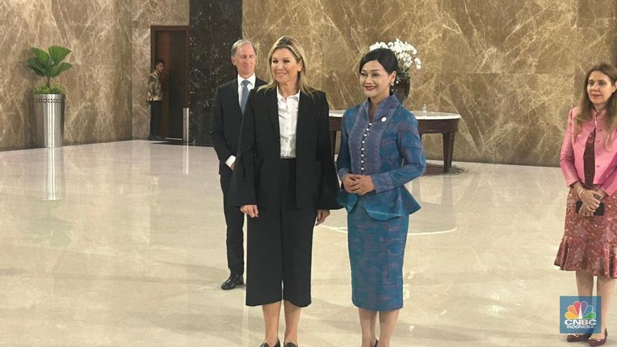Ratu Belanda Maxima tiba di Indonesia disambut oleh Kepala Eksekutif Pengawasan Perilaku Usaha Jasa Keuangan, Edukasi, dan Perlindungan Konsumen Otoritas Jasa Keuangan Friderica Widyasari Dewi. (CNBC Indonesia/Zefanya Aprilia)