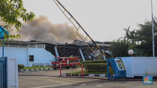 Pabrik Tekstil di Bekasi Kebakaran, Asap Hitam Masih Membumbung Tinggi