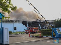 Pabrik Tekstil di Bekasi Kebakaran, Asap Hitam Masih Membumbung Tinggi
