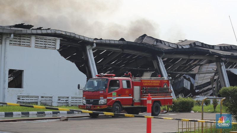 Sebuah pabrik tekstil milik PT TAK Textiles Indonesia di Kawasan Industri Jababeka I, Cikarang Utara, Kabupaten Bekasi, Jawa Barat terbakar hebat pada Selasa (25/11/2025). (CNBC Indonesia/Tias Budiarto)