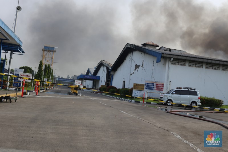 Sebuah pabrik tekstil milik PT TAK Textiles Indonesia di Kawasan Industri Jababeka I, Cikarang Utara, Kabupaten Bekasi, Jawa Barat terbakar hebat pada Selasa (25/11/2025). (CNBC Indonesia/Tias Budiarto)