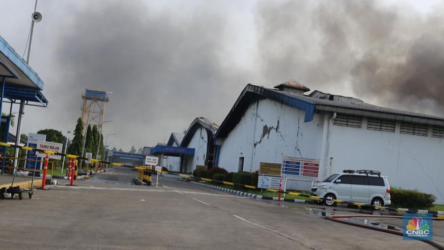 Sebuah pabrik tekstil milik PT TAK Textiles Indonesia di Kawasan Industri Jababeka I, Cikarang Utara, Kabupaten Bekasi, Jawa Barat terbakar hebat pada Selasa (25/11/2025). (CNBC Indonesia/Tias Budiarto)