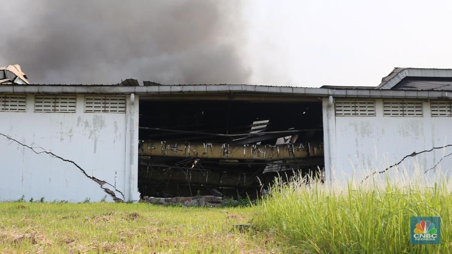 Sebuah pabrik tekstil milik PT TAK Textiles Indonesia di Kawasan Industri Jababeka I, Cikarang Utara, Kabupaten Bekasi, Jawa Barat terbakar hebat pada Selasa (25/11/2025). (CNBC Indonesia/Tias Budiarto)